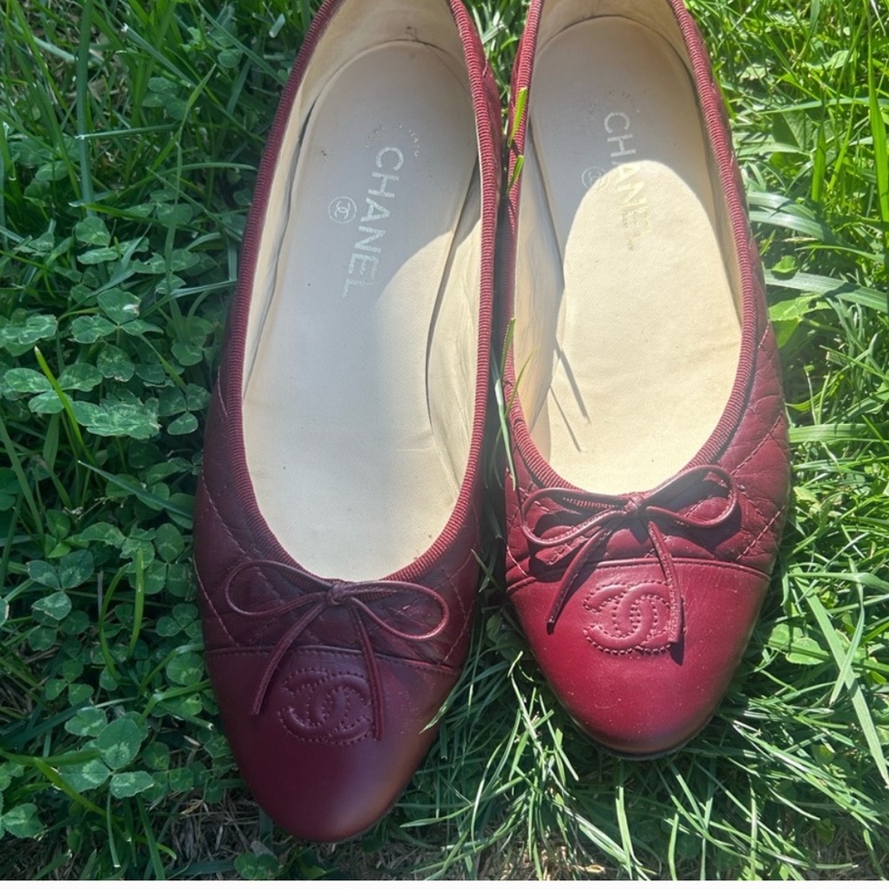 Wine colored CHANEL ballet flats - Picture 3 of 3